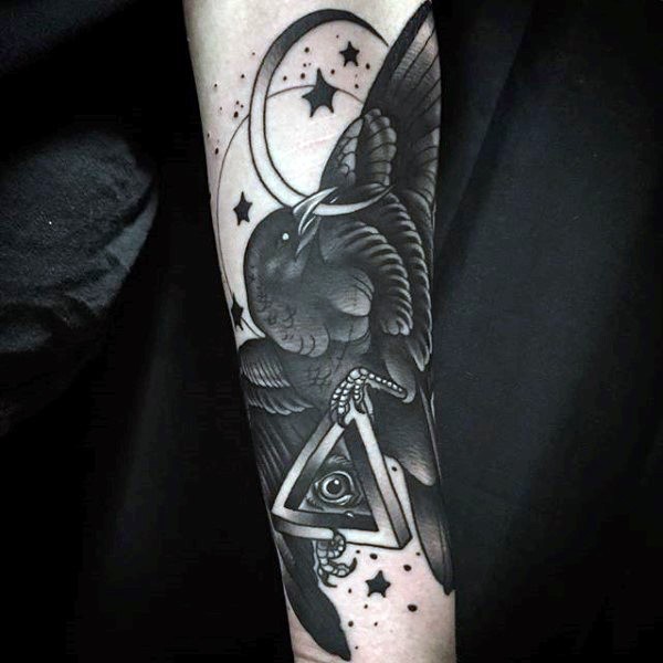 手臂独特的黑白乌鸦和月亮眼睛三角形纹身图案