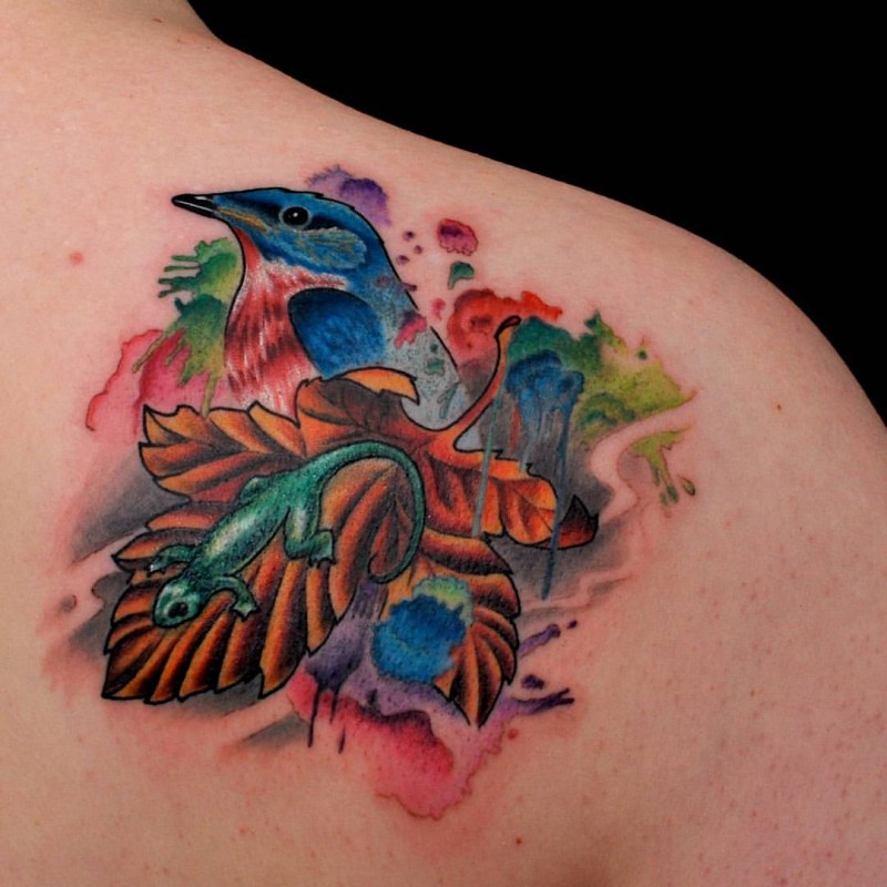 背部彩色的小鸟与蜥蜴和树叶纹身图案