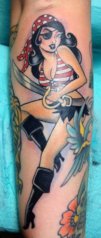 手臂卡通风格的彩色女性海盗纹身图案