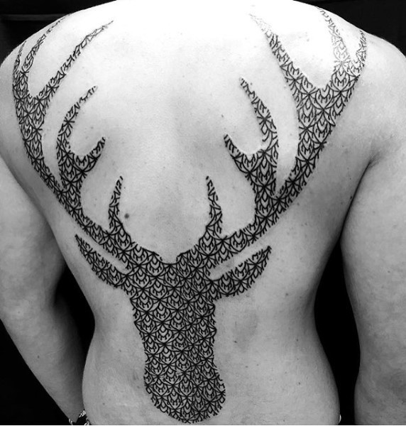 背部梵花组合的鹿头剪影纹身图案