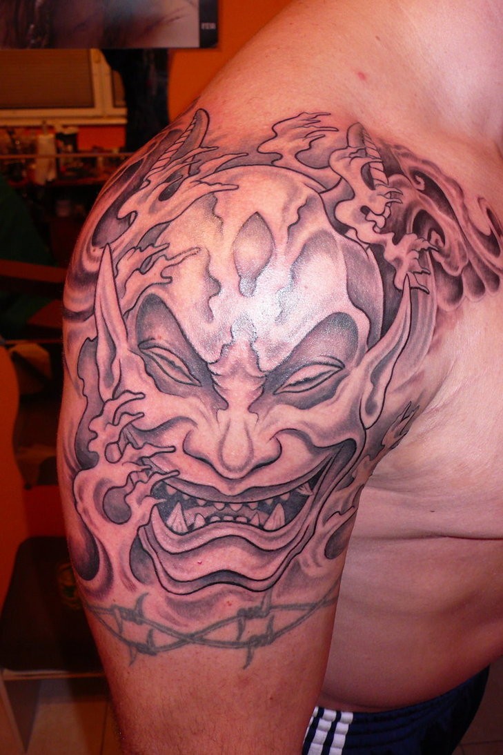 肩部亚洲风格的恶魔纹身图案