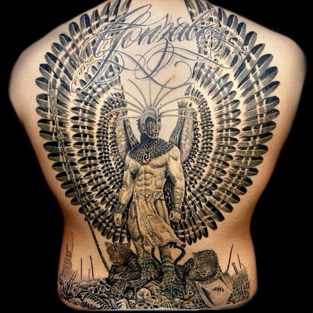 背部惊人的黑色神秘战士与翅膀纹身图案