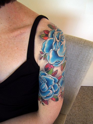 蓝色玫瑰大臂纹身图案