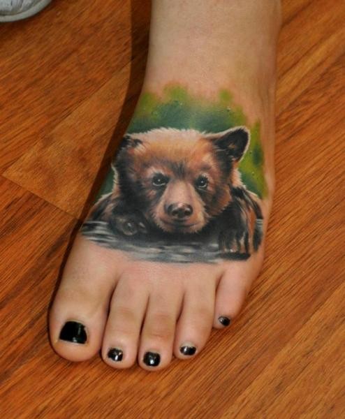 脚背美丽的写实熊幼仔纹身图案