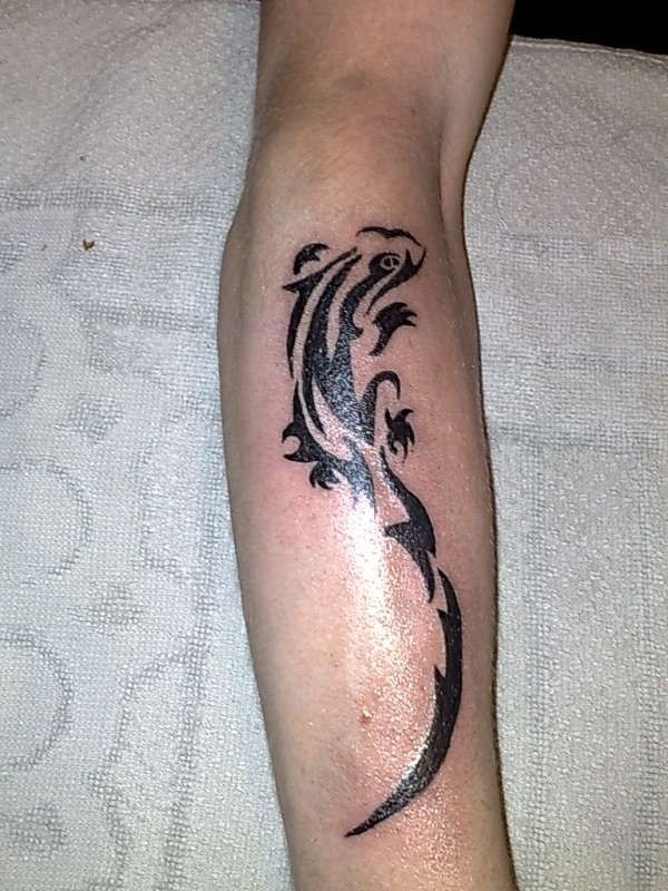 手臂上的黑色部落蜥蜴纹身图案