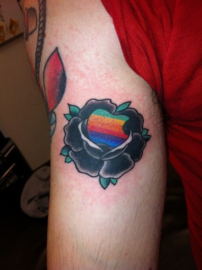 手臂上的彩色苹果和黑玫瑰纹身图案