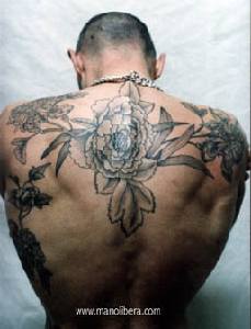 男性满背黑色花朵纹身图案