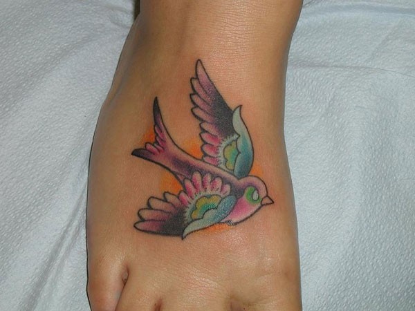 脚背彩色的小鸟纹身图案
