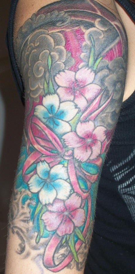 少女手臂五颜六色的花朵纹身图案