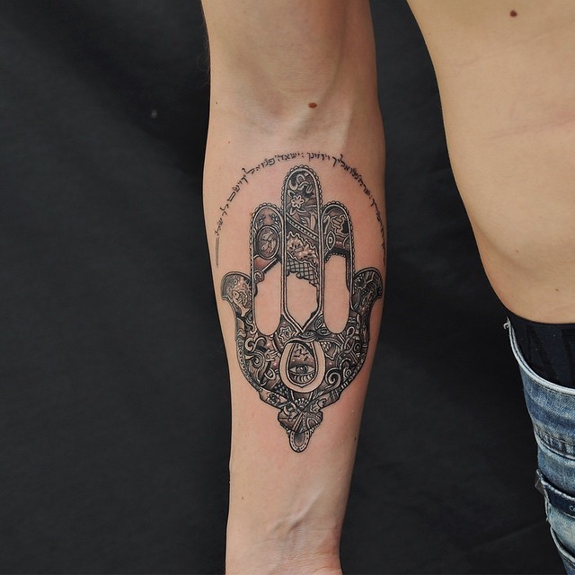 小臂漂亮的黑白法蒂玛之手纹身图案