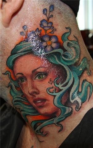 颈部简单的女人肖像与花朵纹身图案