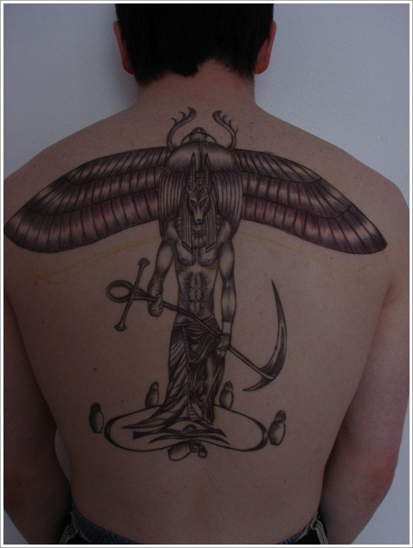 背部黑色埃及阿努比斯和金甲虫纹身图案