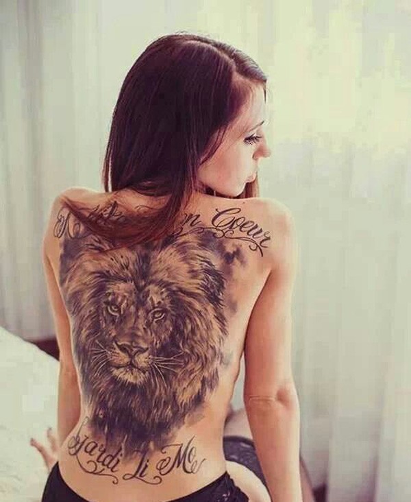 女生背部大狮子头和字母纹身图案