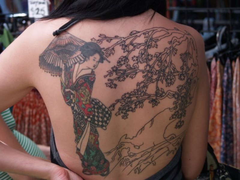 背部亚洲风格艺妓和开花的树纹身图案