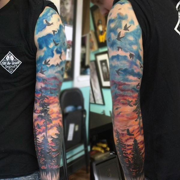 手臂非常美丽的彩色森林与鸟类纹身图案