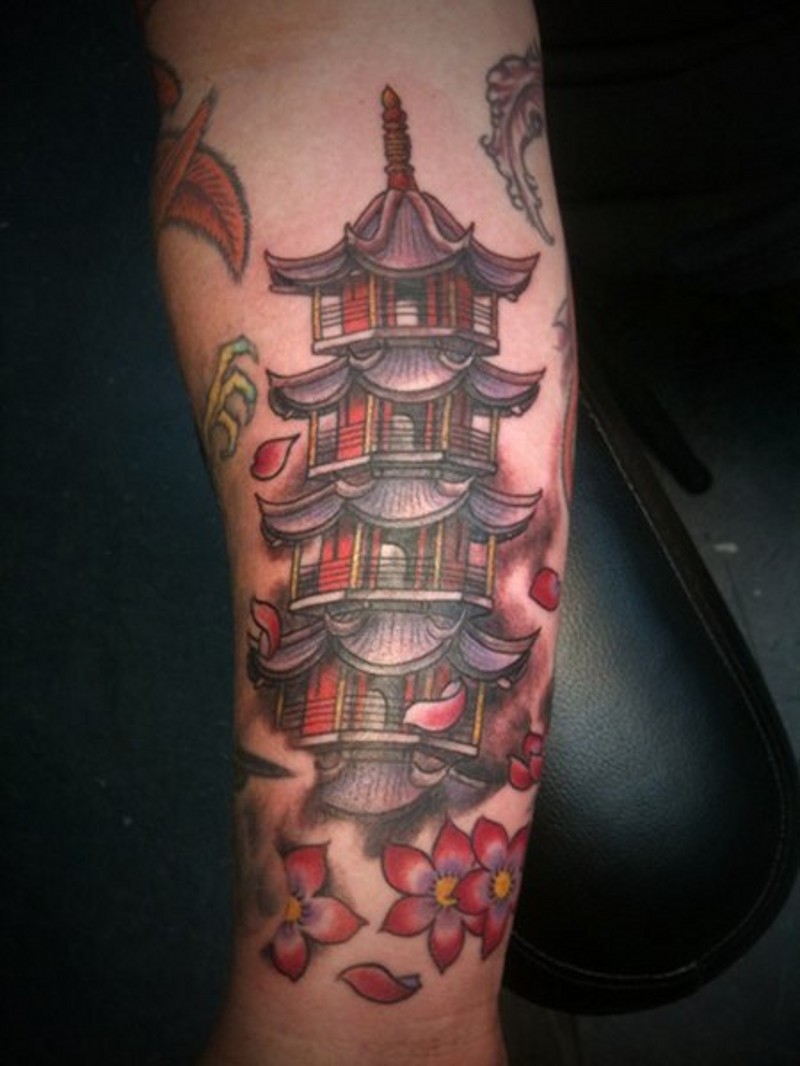 小臂漂亮的彩色亚洲寺庙与鲜花纹身图案