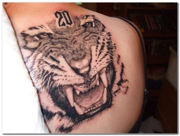 背部黑白咆哮老虎和符号纹身图案