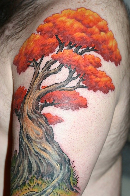 大臂好看的彩色树纹身图案