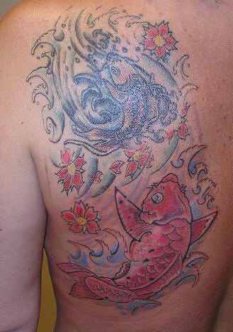 背部两只锦鲤鱼和花朵纹身图案团