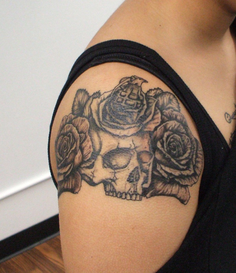 手臂骷髅与花朵手榴弹组合黑灰纹身图案