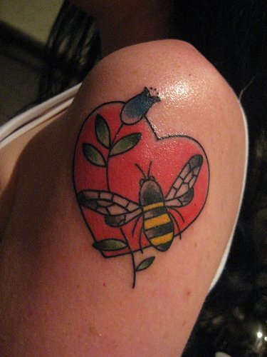 手臂黄色的蜜蜂和心形纹身图案