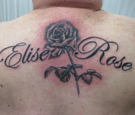 背部花体英文字母与玫瑰纹身图案