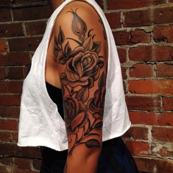 手臂黑灰漂亮的玫瑰纹身图案