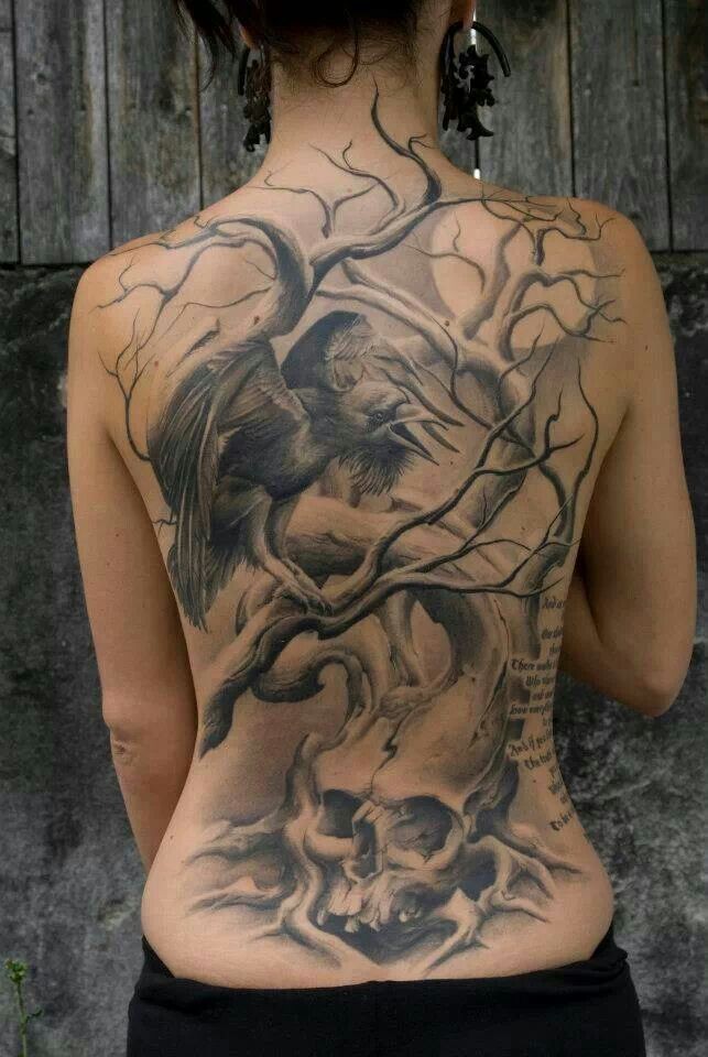 黑乌鸦和树木骷髅背部纹身图案
