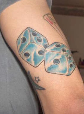 蓝色的冰块骰子纹身图案