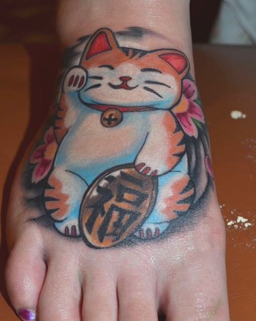脚背漂亮的彩色招财猫纹身图案