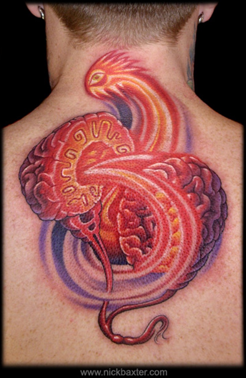 背部独特设计的彩色火焰大脑和眼睛纹身图案