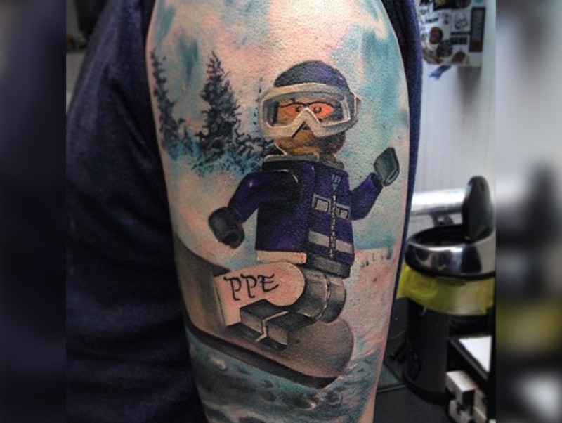 大臂乐高风格的滑雪板彩绘纹身图案