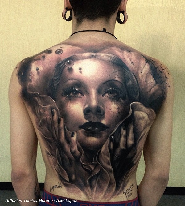 背部黑灰神秘女子肖像与签名纹身图案
