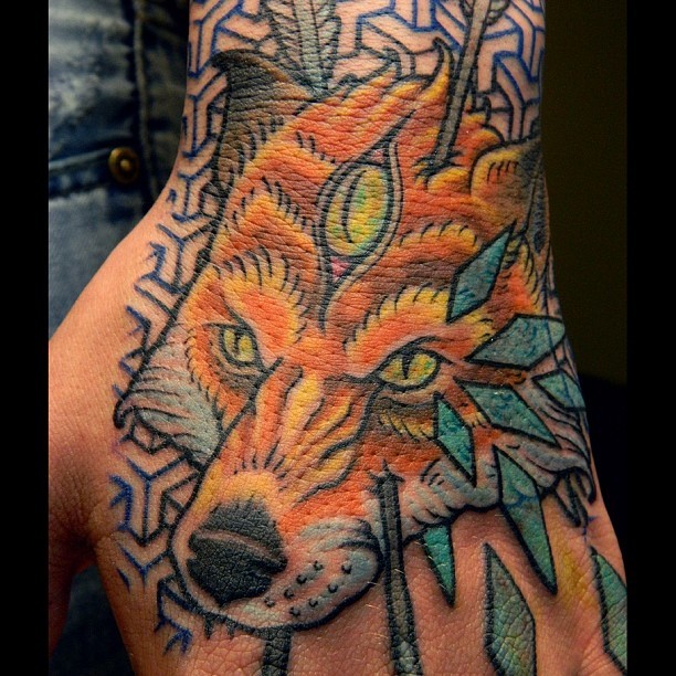 手背简单的彩绘幻想狐狸与箭头纹身图案