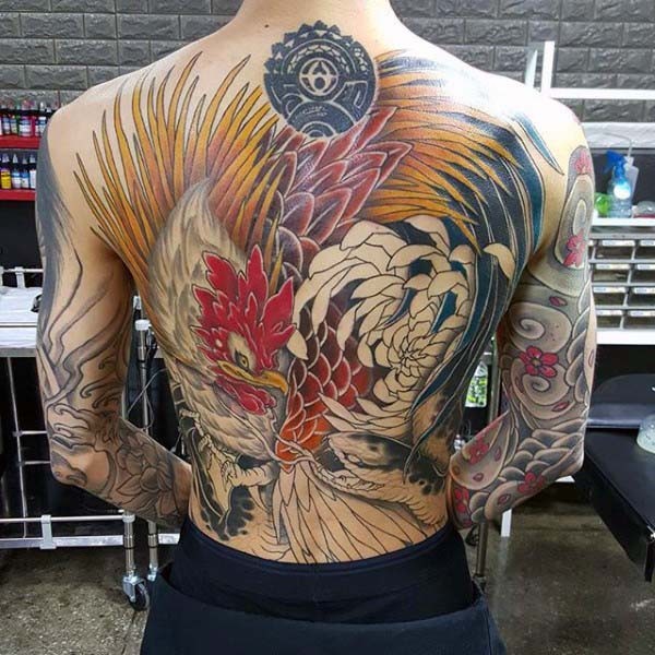 背部好看的彩色公鸡战斗蛇纹身图案