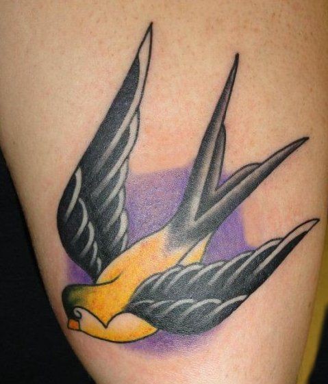 彩色好看的燕子纹身图案