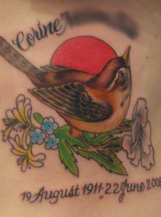 纪念式的彩色小鸟花朵字母纹身图案