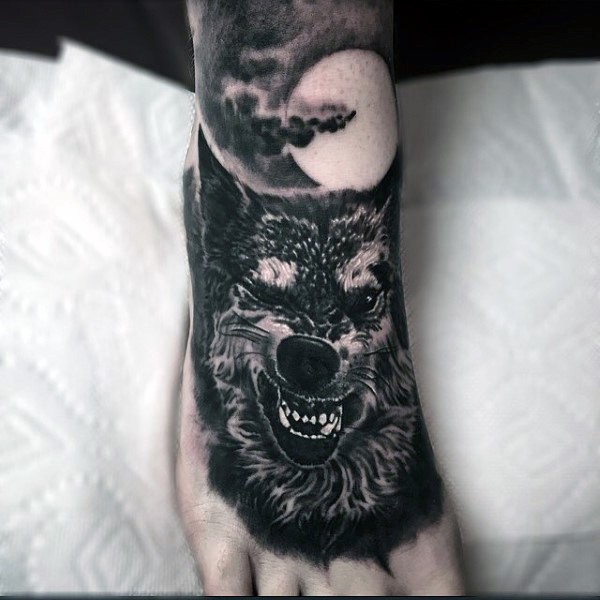 脚背邪恶的狼头和月亮纹身图案