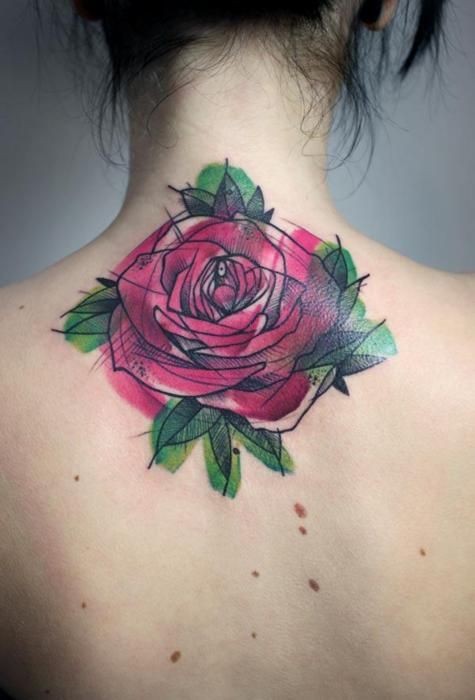背部优雅的水彩玫瑰纹身图案