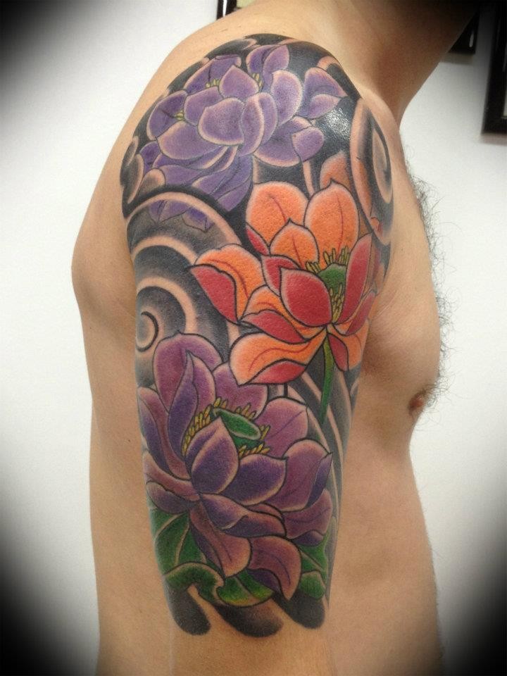 彩色的莲花和黑色的背景大臂纹身图案