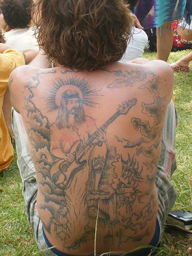 背部耶稣弹吉他纹身图案