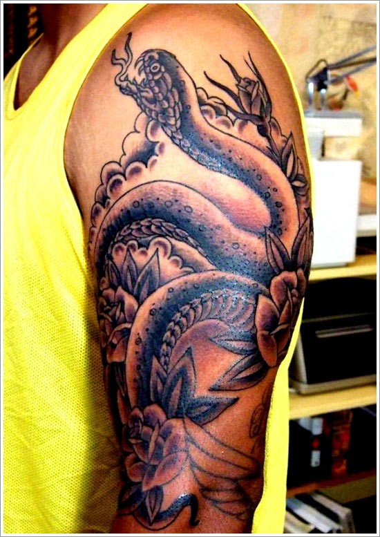 手臂美丽的蛇与玫瑰纹身图案
