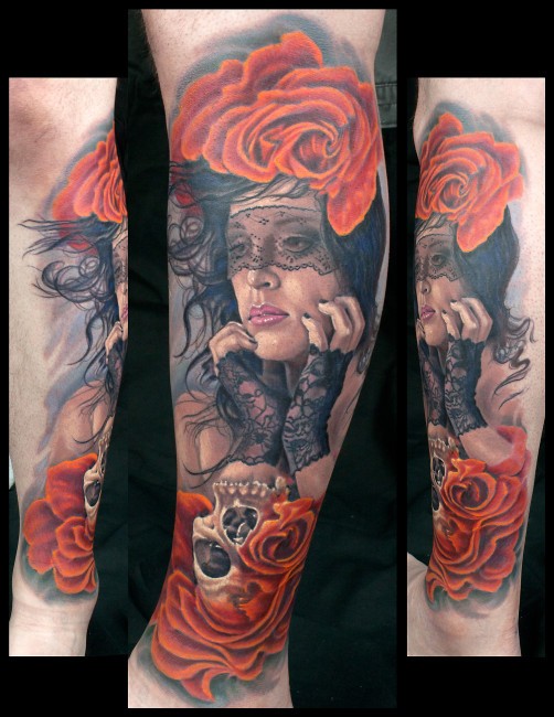 小腿写实风格美丽的女人与玫瑰和骷髅纹身图案