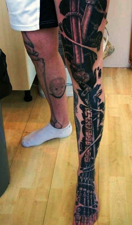 腿部终结者风格逼真的机械纹身图案