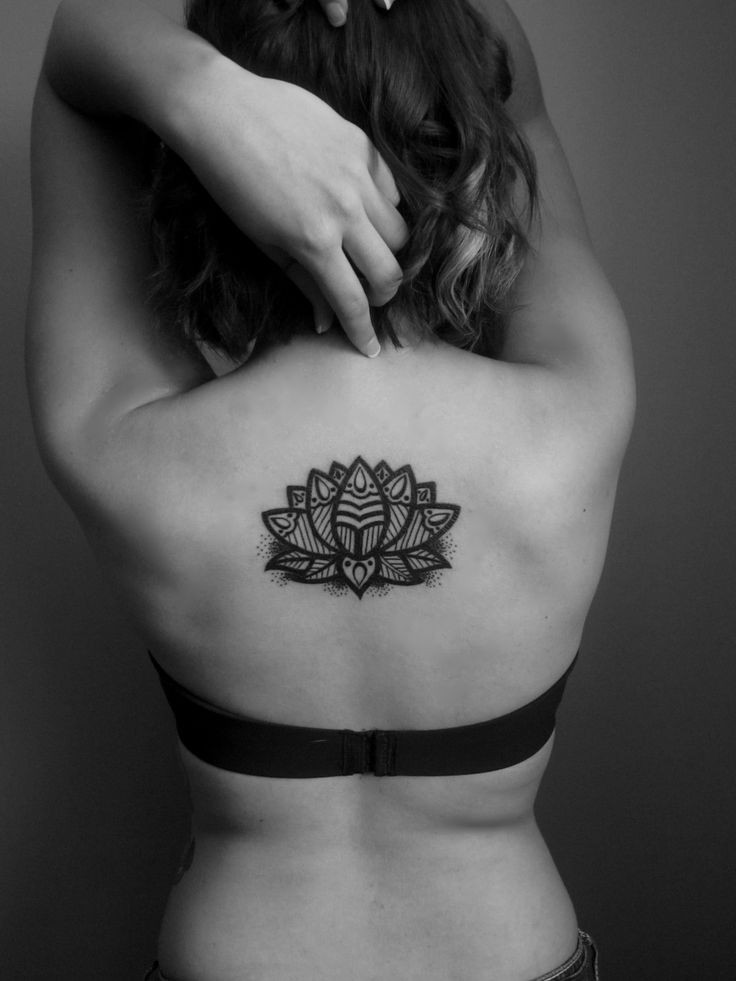 背部精彩的粗线条黑色部落莲花纹身图案