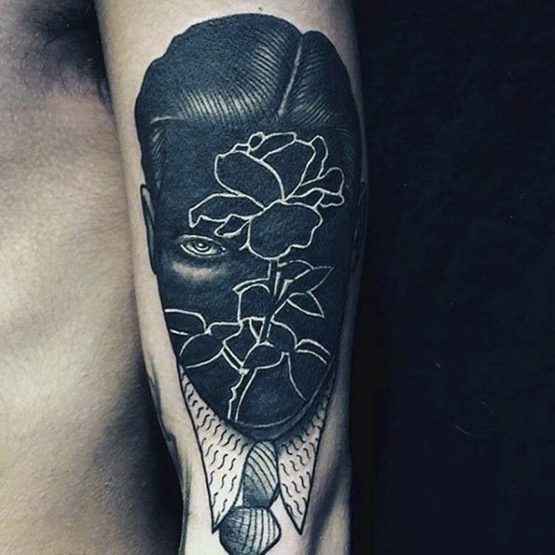 手臂黑白花朵和匿名肖像纹身图案