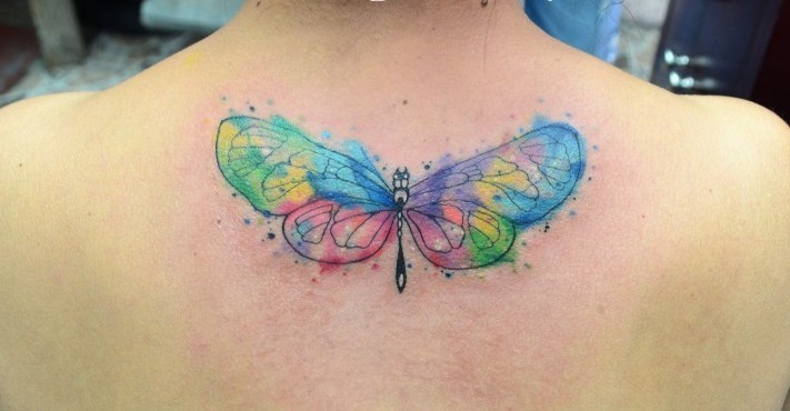 背部水彩风格的彩色蝴蝶纹身图案