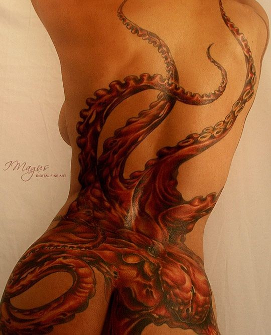 背部红色的海底动物怪异章鱼纹身图案