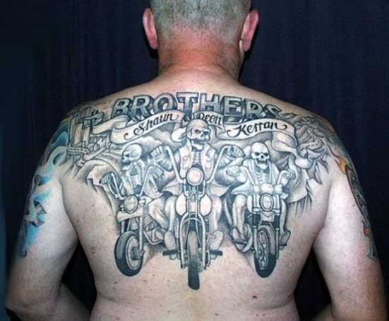 背部骷髅骑在摩托车上纹身图案