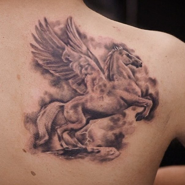 背部美丽的飞马纹身图案